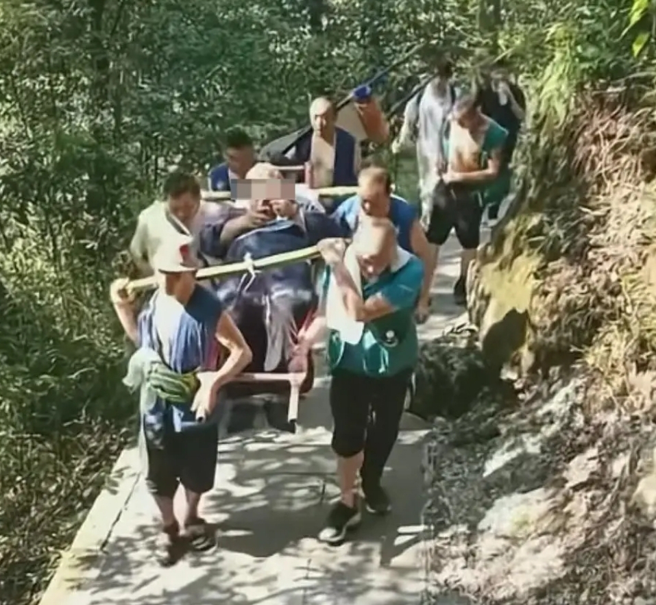 263斤男子花2.21万元坐滑竿上峨眉山！9人轮流抬超10小时，轿夫：从业32年来最大一单