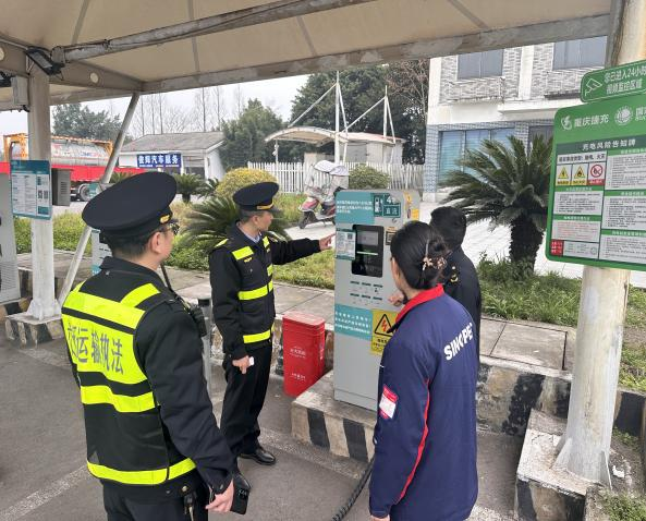 春运期间，重庆交通执法对高速公路服务区进行专项检查