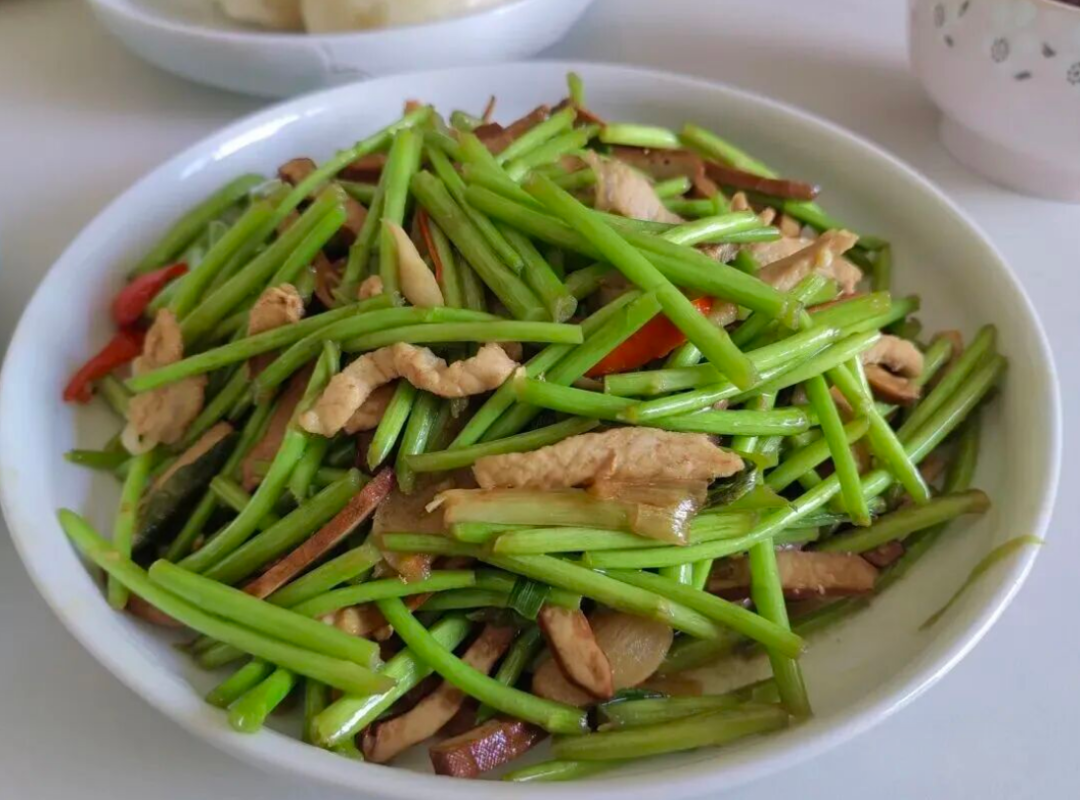 蒌蒿，又名柳蒿。生于河岸，又脆又鲜，是春水初涨的味道