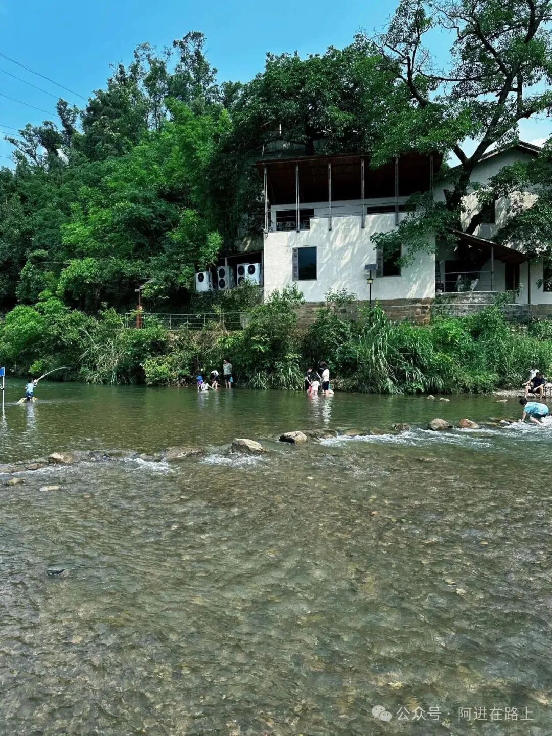 重庆驱车直达的玩水宝藏地！！不用去偏岩古镇人挤人了，这里适合遛娃耍水和抓虾！！重庆1h直达的小众溪流秘境，人少水清的清凉地！！