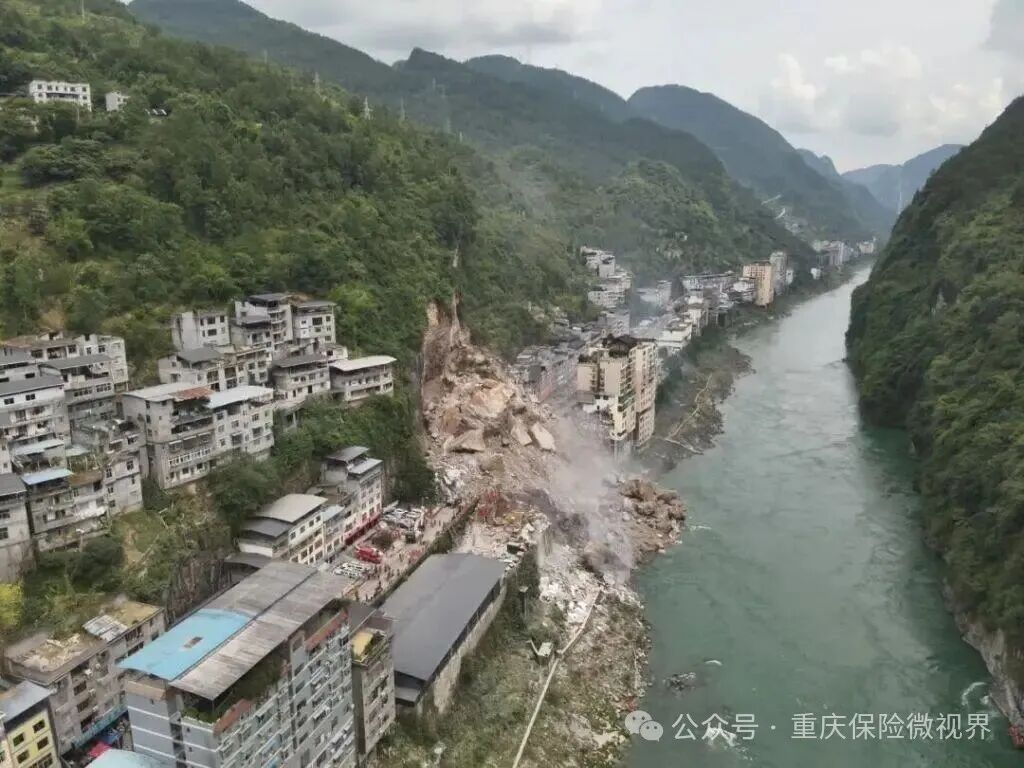 7月17日，重庆市彭水县汉葭街道乌江三桥附近突发山体崩塌，多栋民房被掩埋。在地方党委政府领导下，在重庆金融监管局指导下，重庆保险业第一时间启动重大灾害应急响应，火速驰援灾区。