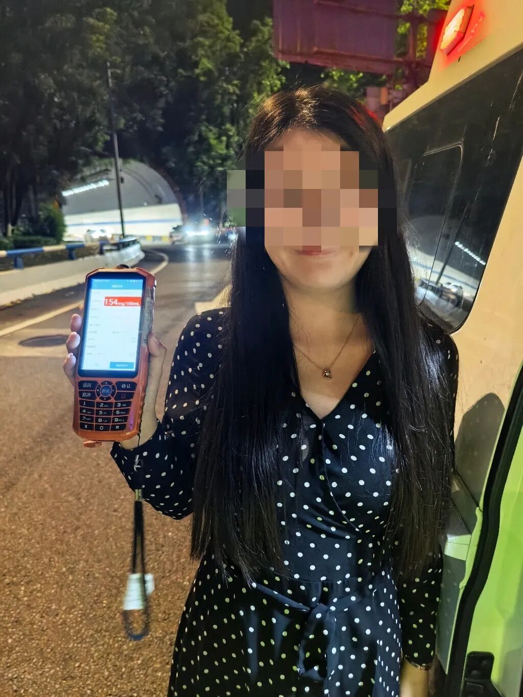 重庆一对情侣酒后吵架，男子打车离开后，女子赌气醉酒驾车追赶，被执勤交警当场查获